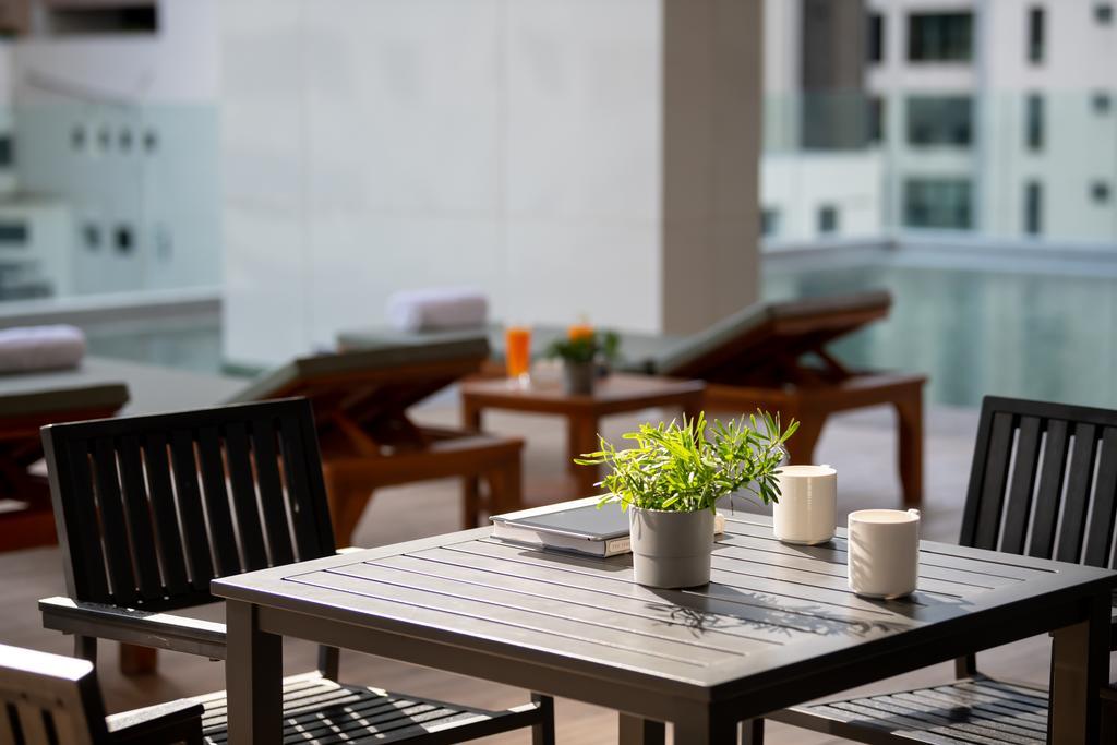 Jasmine 59 Hotel Bangkok Exteriér fotografie A table and chairs