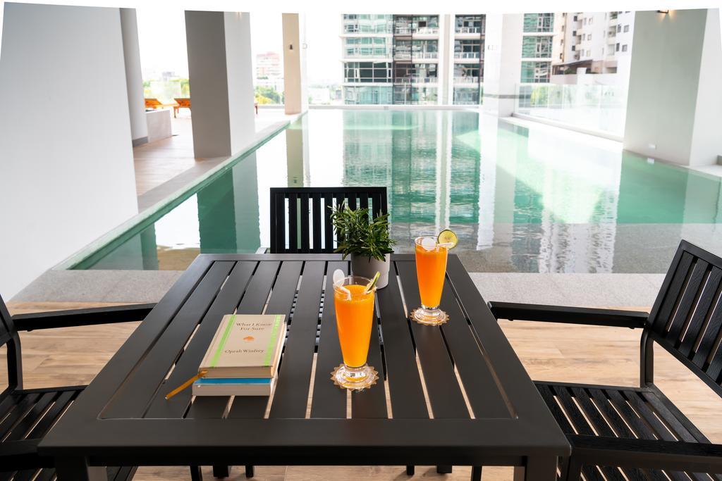 Jasmine 59 Hotel Bangkok Exteriér fotografie A poolside table and chairs